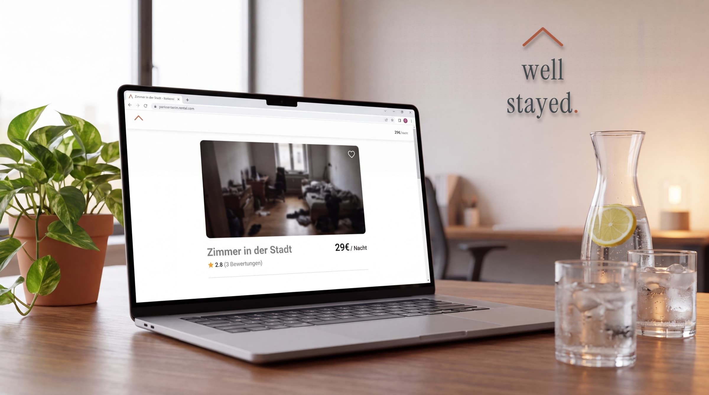 Laptop zeigt ein schlechtes Airbnb-Inserat mit unscharfem Foto, 2.8 Sternen, 3 Bewertungen und niedrigem Preis
